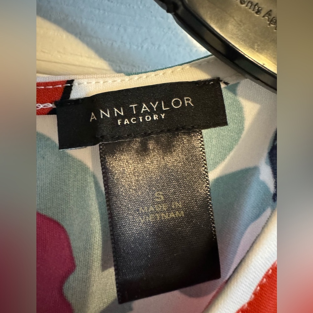 Ann Taylor sleeveless top shirt small - Picture 2 of 5